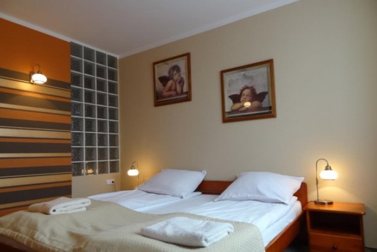Hotel Restauracja Cukropol Гостинь Номер фото